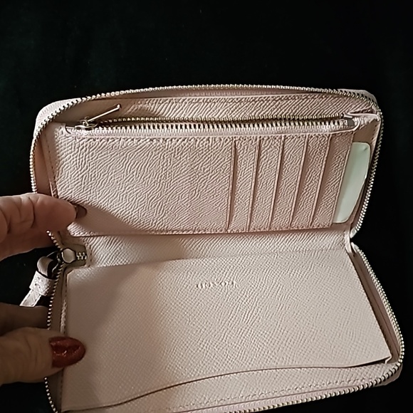 Coach NWT #F58053 Leather Cell Wallet Color: Blush - Picture 4 of 9